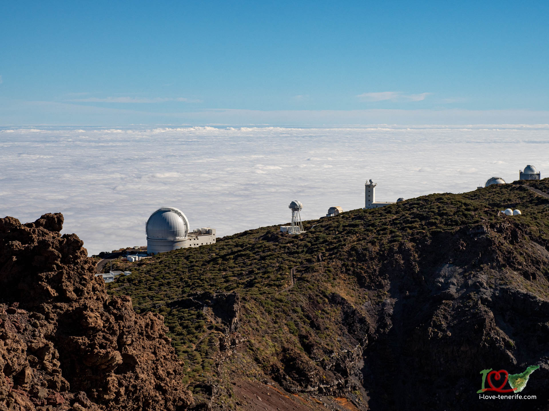 Вид на Большой Канарский Телескоп Gran Tecan и солнечные телескопы обсерватории Ла Пальмы